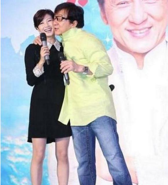 那些被成龙抱过的女星 唯她让成龙面露难色