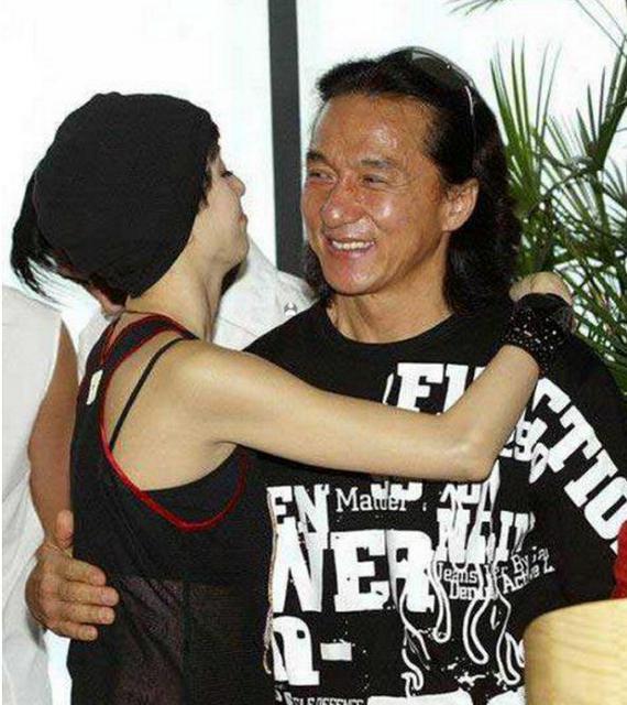 那些被成龙抱过的女星 唯她让成龙面露难色