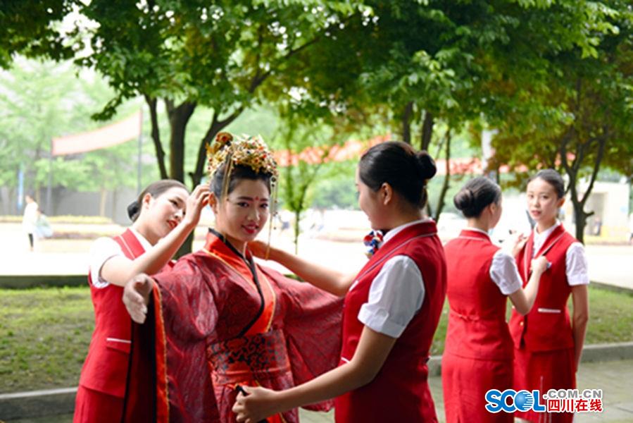 美女穿汉服应聘空姐古典礼仪吸引考官