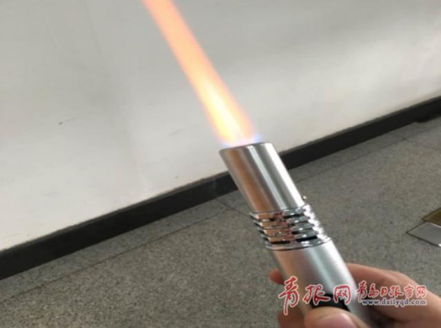 女子携带喷火式防狼器进机场 称住所偏僻(图)