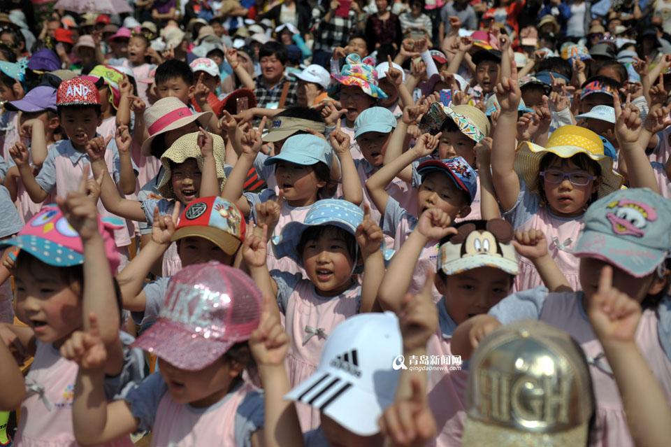 高清:幼儿园六一上演童话剧 萌妈酷爸齐上阵