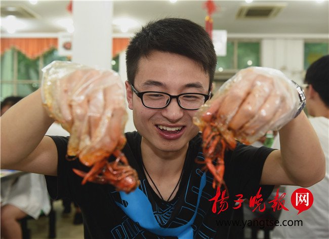 高校毕业季开龙虾美食节 毕业生不想离开了