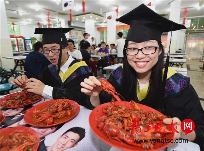 高校毕业季开龙虾美食节 毕业生不想离开了