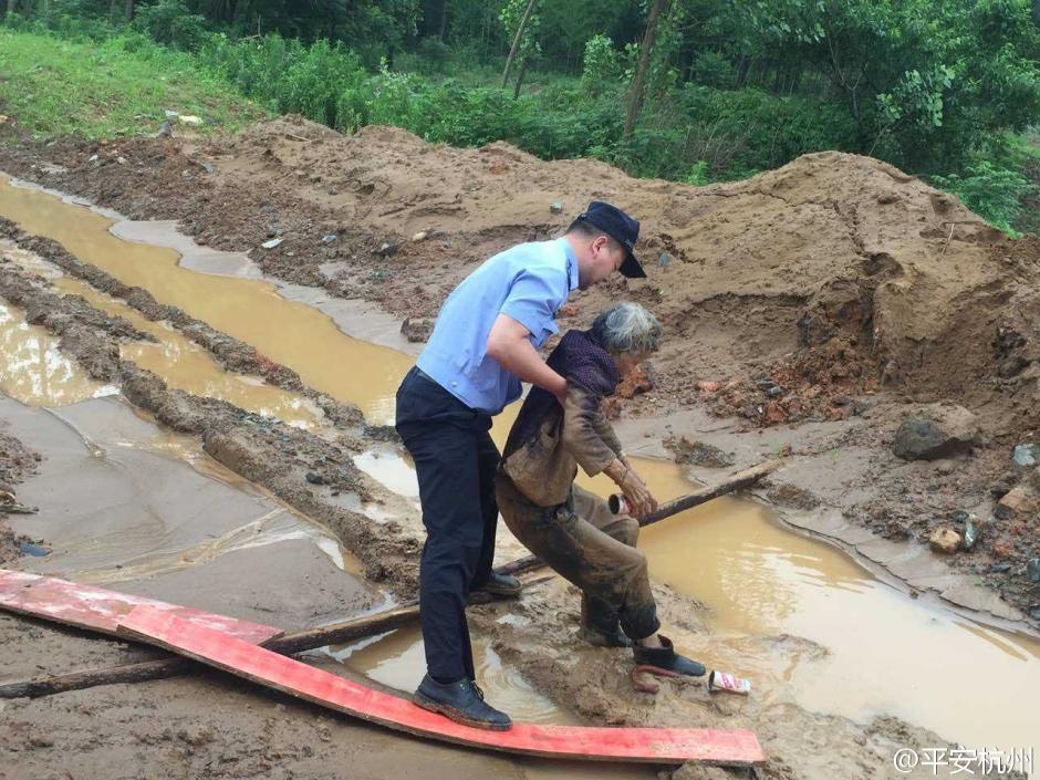 痴呆老人暴雨中走失 民警寻找12小时背她回家