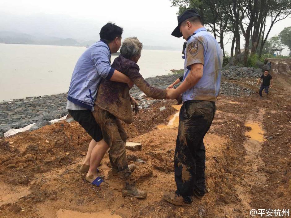 痴呆老人暴雨中走失 民警寻找12小时背她回家