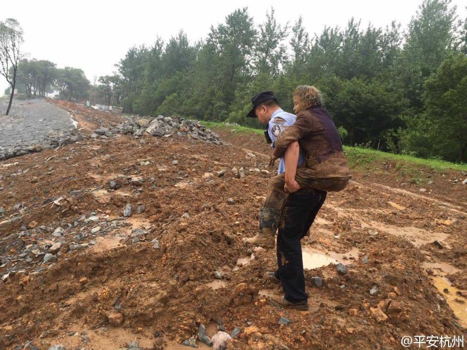 痴呆老人暴雨中走失 民警寻找12小时背她回家