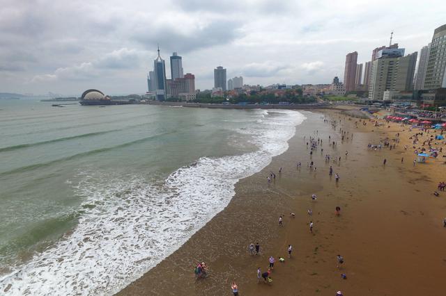 高清:栈桥海水浴场掀起大浪 场面蔚为壮观