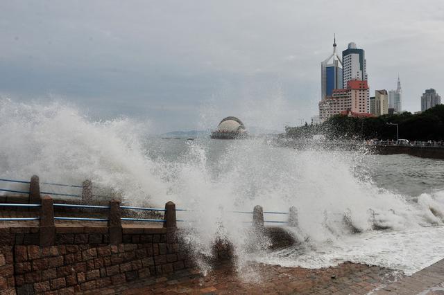 高清:栈桥海水浴场掀起大浪 场面蔚为壮观