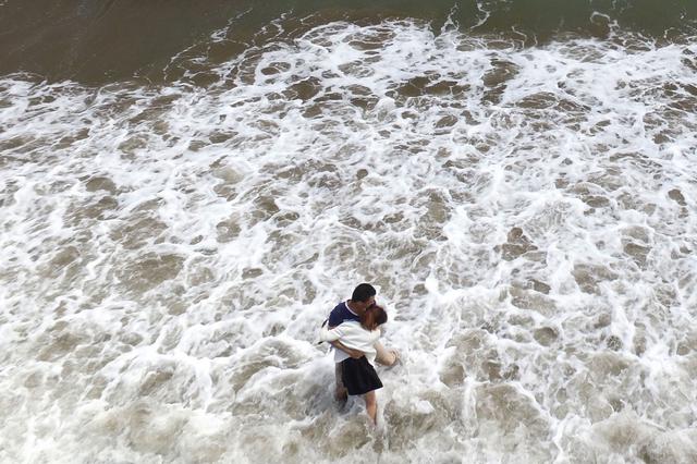 高清:栈桥海水浴场掀起大浪 场面蔚为壮观