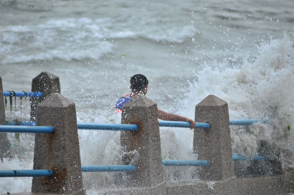 高清:栈桥海水浴场掀起大浪 场面蔚为壮观