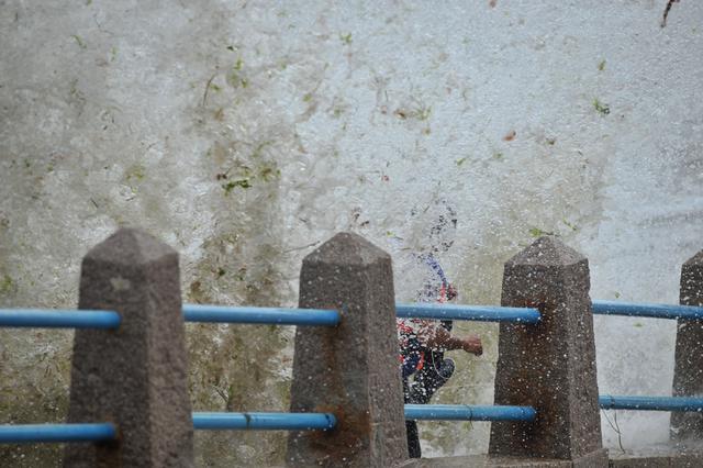 高清:栈桥海水浴场掀起大浪 场面蔚为壮观