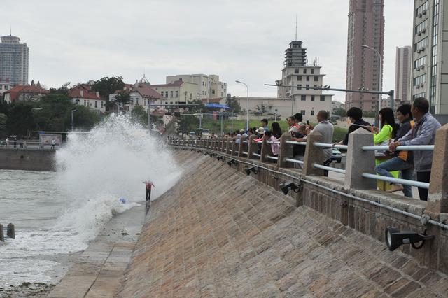 高清:栈桥海水浴场掀起大浪 场面蔚为壮观