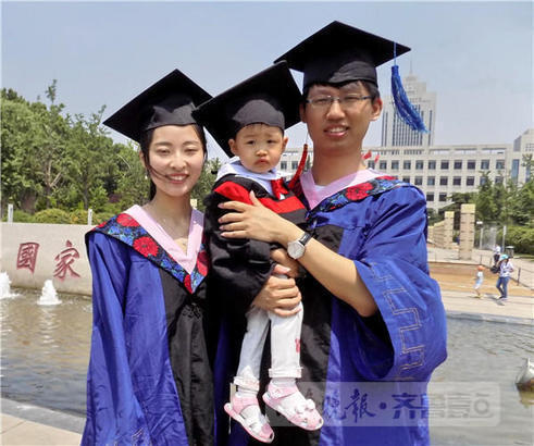 山东大学研究生抱着媳妇和娃一起拍毕业照(图)