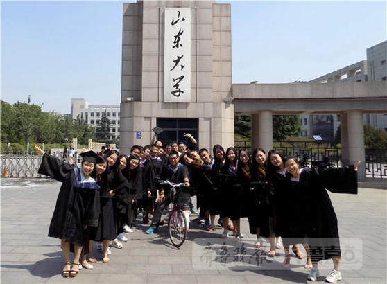 山东大学研究生抱着媳妇和娃一起拍毕业照(图)