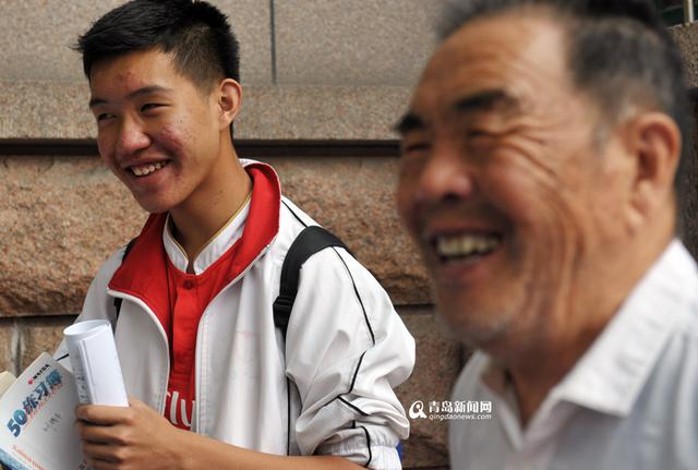 【高考故事】八旬老人步行送来考前红包