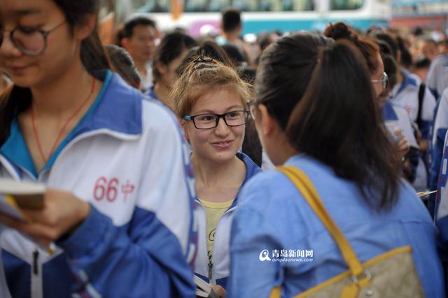 【高考故事】八旬老人步行送来考前红包