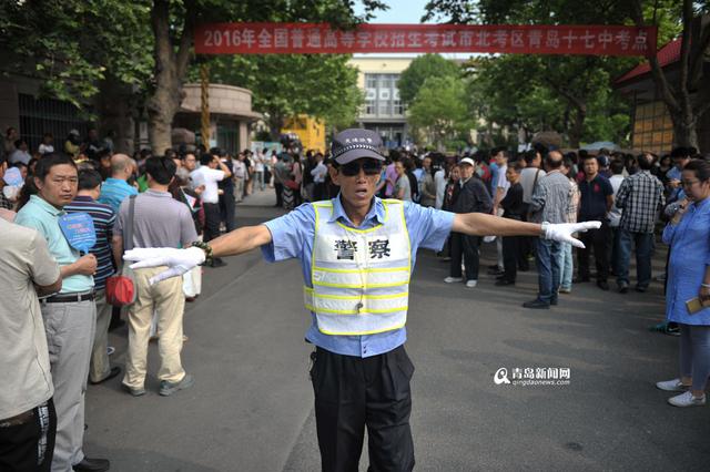 【高考故事】八旬老人步行送来考前红包