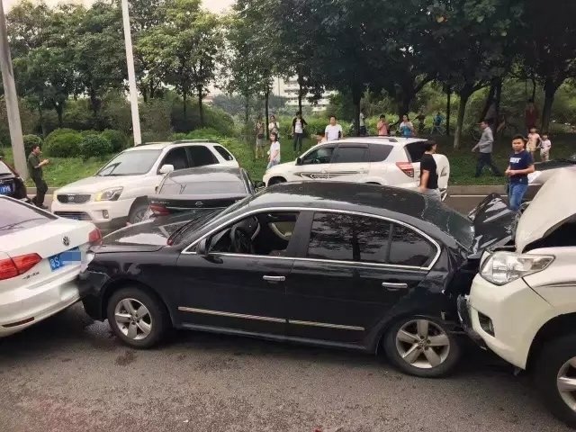 广东东莞11车连环相撞 致多车报废