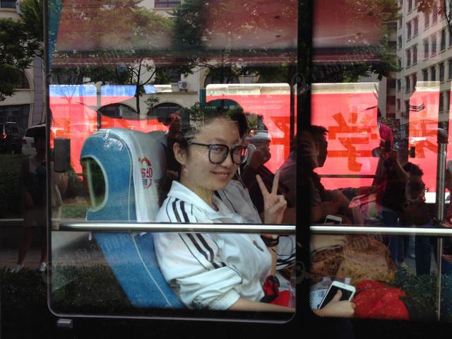 史上最严高考开考 青岛3.8万学子赴考场 史上最严高考开考 青岛3.8万学子赴考场