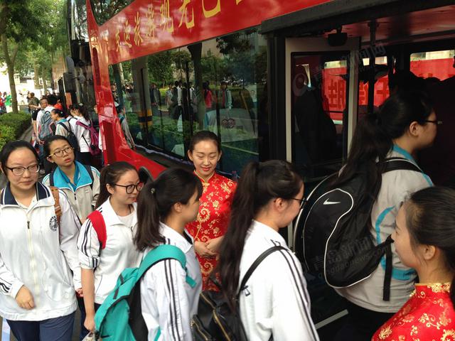 史上最严高考开考 青岛3.8万学子赴考场 史上最严高考开考 青岛3.8万学子赴考场