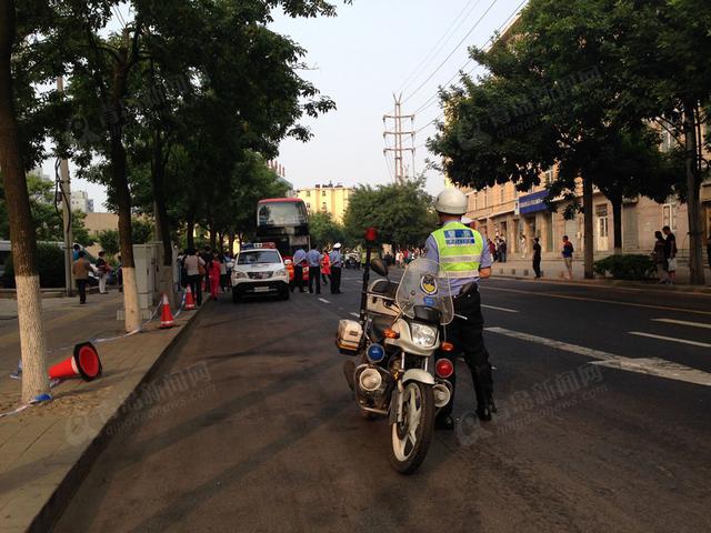 史上最严高考开考 青岛3.8万学子赴考场 史上最严高考开考 青岛3.8万学子赴考场