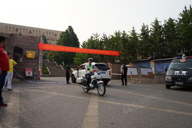 史上最严高考开考 青岛3.8万学子赴考场 史上最严高考开考 青岛3.8万学子赴考场