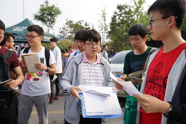 史上最严高考开考 青岛3.8万学子赴考场 史上最严高考开考 青岛3.8万学子赴考场