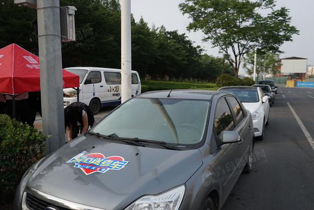 史上最严高考开考 青岛3.8万学子赴考场 史上最严高考开考 青岛3.8万学子赴考场