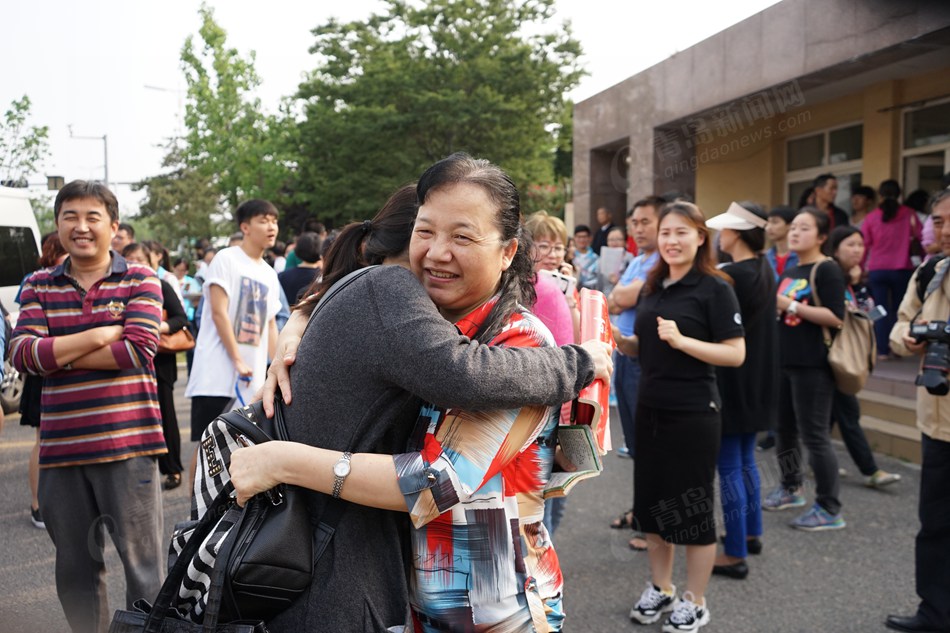 高清：实拍高考入场 有人泪别父母有人临阵磨枪