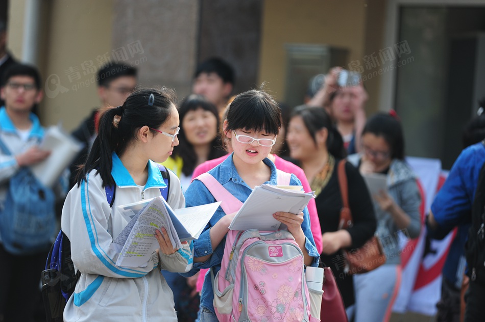 高清：实拍高考入场 有人泪别父母有人临阵磨枪