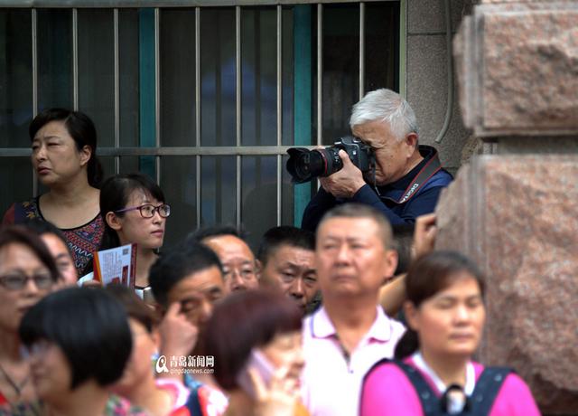 【高考故事】八旬老人步行送来考前红包