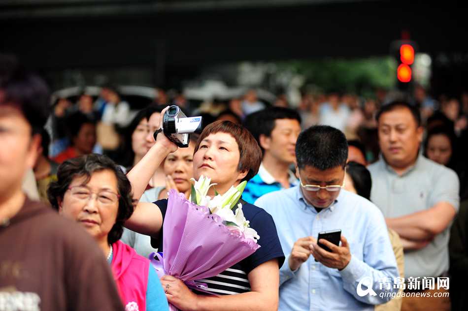 实拍高考后动人瞬间 考生尽享放松时刻