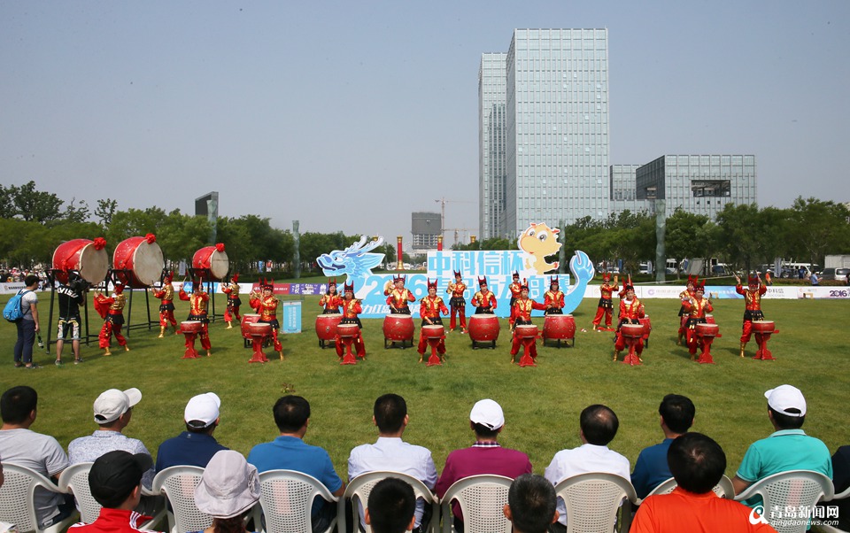 红岛上演激情龙舟赛 锣鼓激昂群龙竞渡