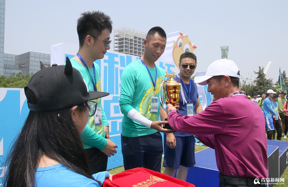 红岛上演激情龙舟赛 锣鼓激昂群龙竞渡