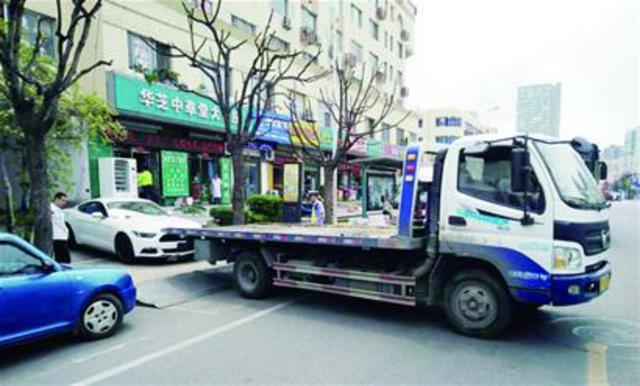 霸道无牌跑车堵住小区门口