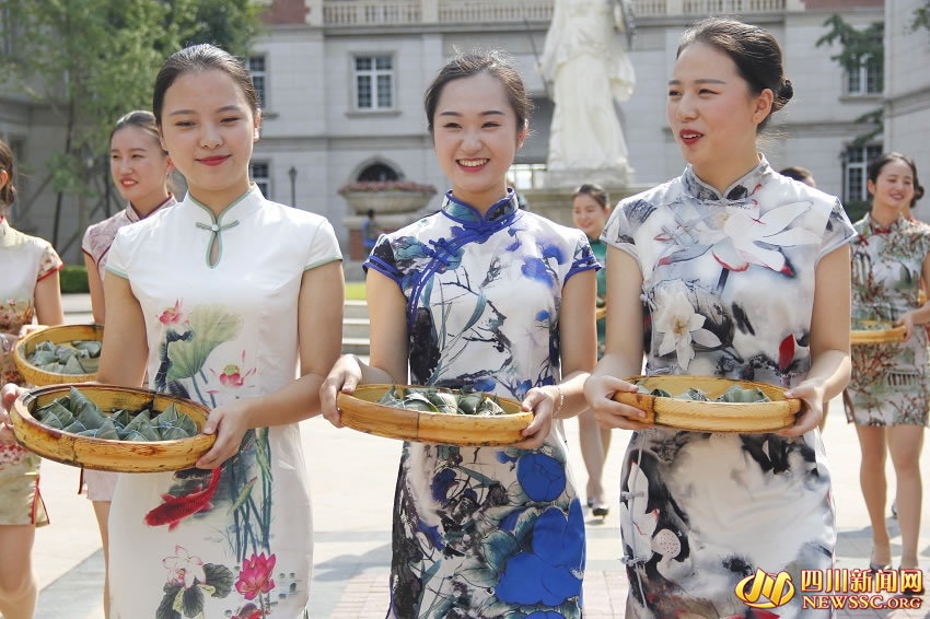 空姐穿旗袍跟食堂阿姨学包粽子