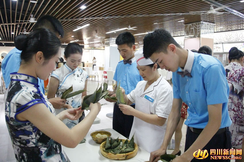 空姐穿旗袍跟食堂阿姨学包粽子