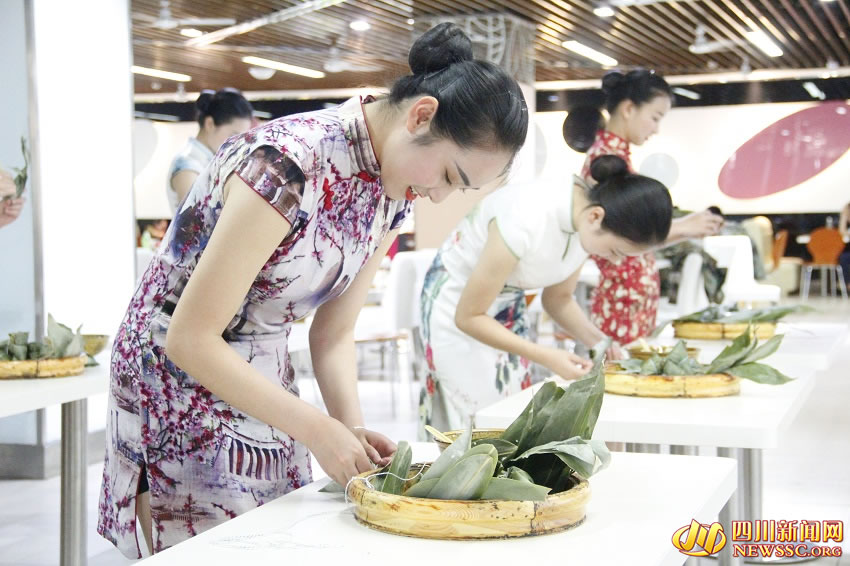 空姐穿旗袍跟食堂阿姨学包粽子