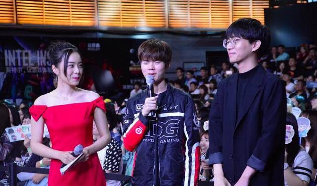 电竞美女主持拥有修长美腿 