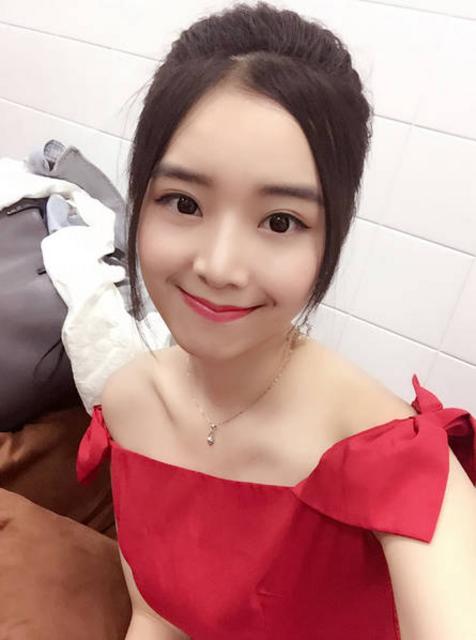 电竞美女主持拥有修长美腿 