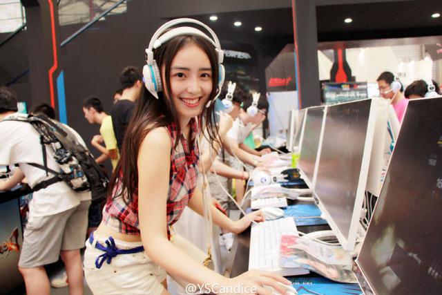 电竞美女主持拥有修长美腿 