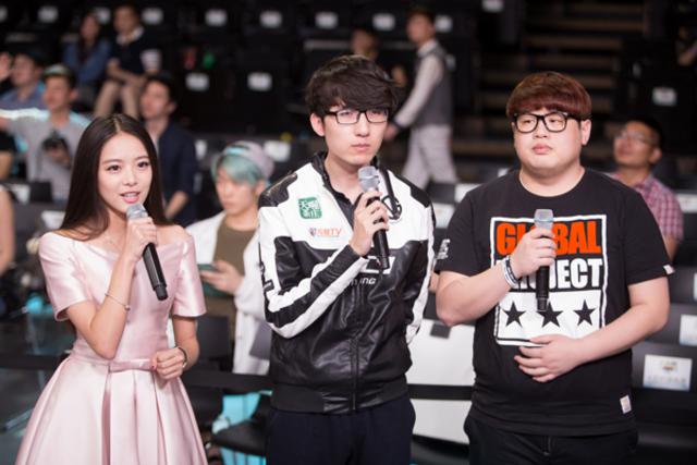 电竞美女主持拥有修长美腿 