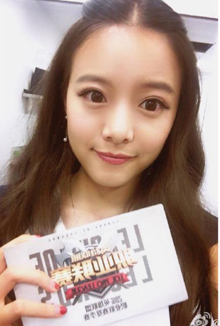 电竞美女主持拥有修长美腿 