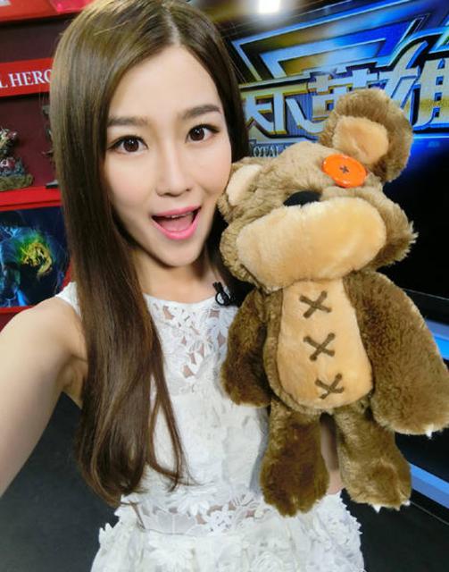 电竞美女主持拥有修长美腿 