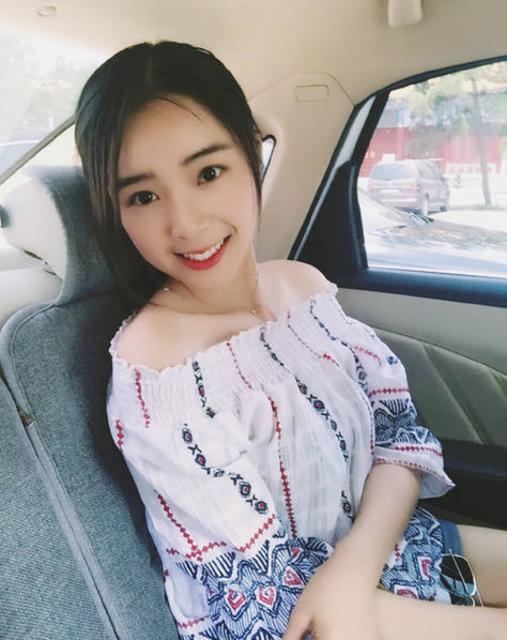 电竞美女主持拥有修长美腿 