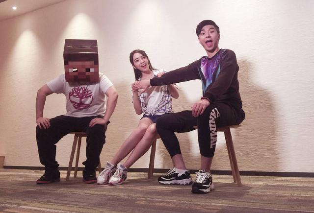 电竞美女主持拥有修长美腿 