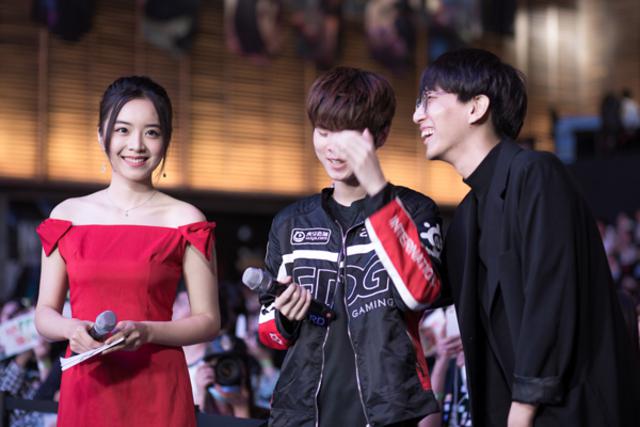 电竞美女主持拥有修长美腿 