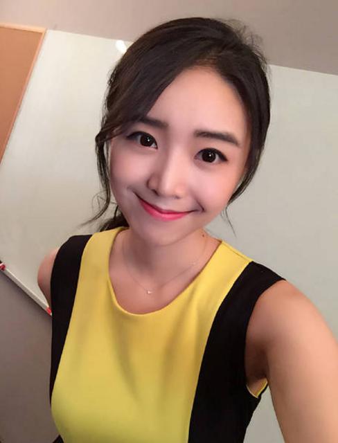 电竞美女主持拥有修长美腿 