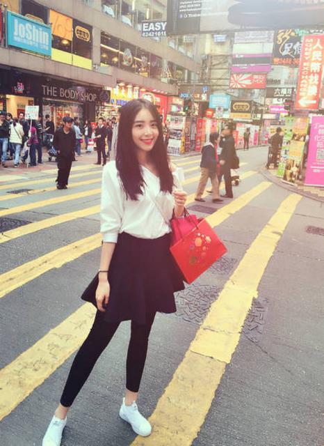 电竞美女主持拥有修长美腿 