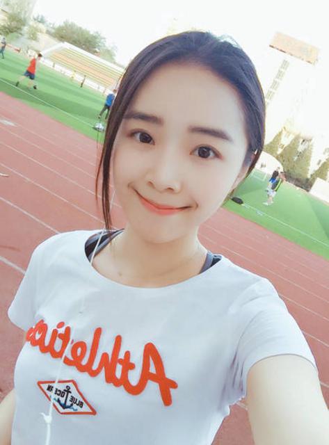 电竞美女主持拥有修长美腿 